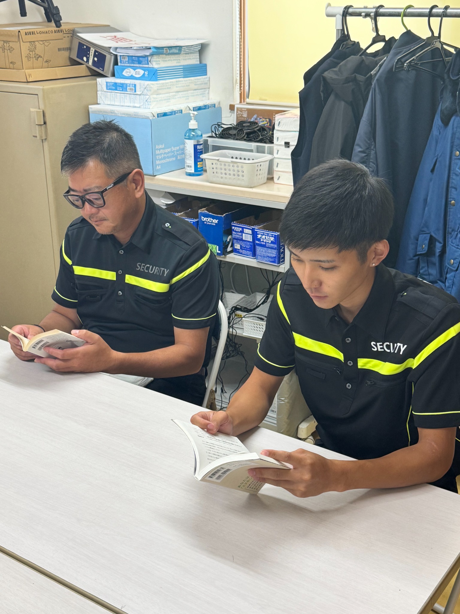 制服姿で読書に取り組む富士警備保障の社員