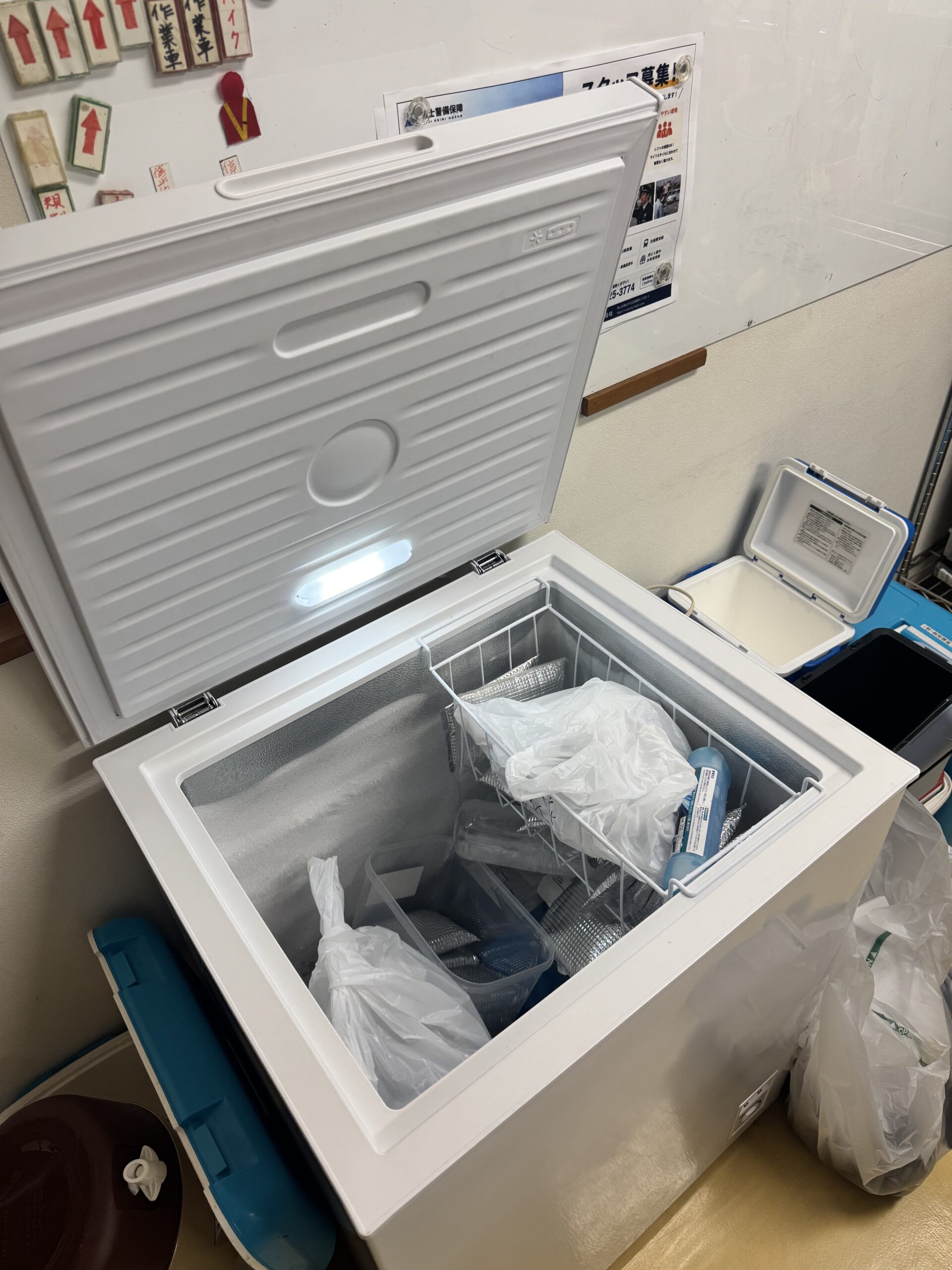 氷や保冷用品を保管するストッカー