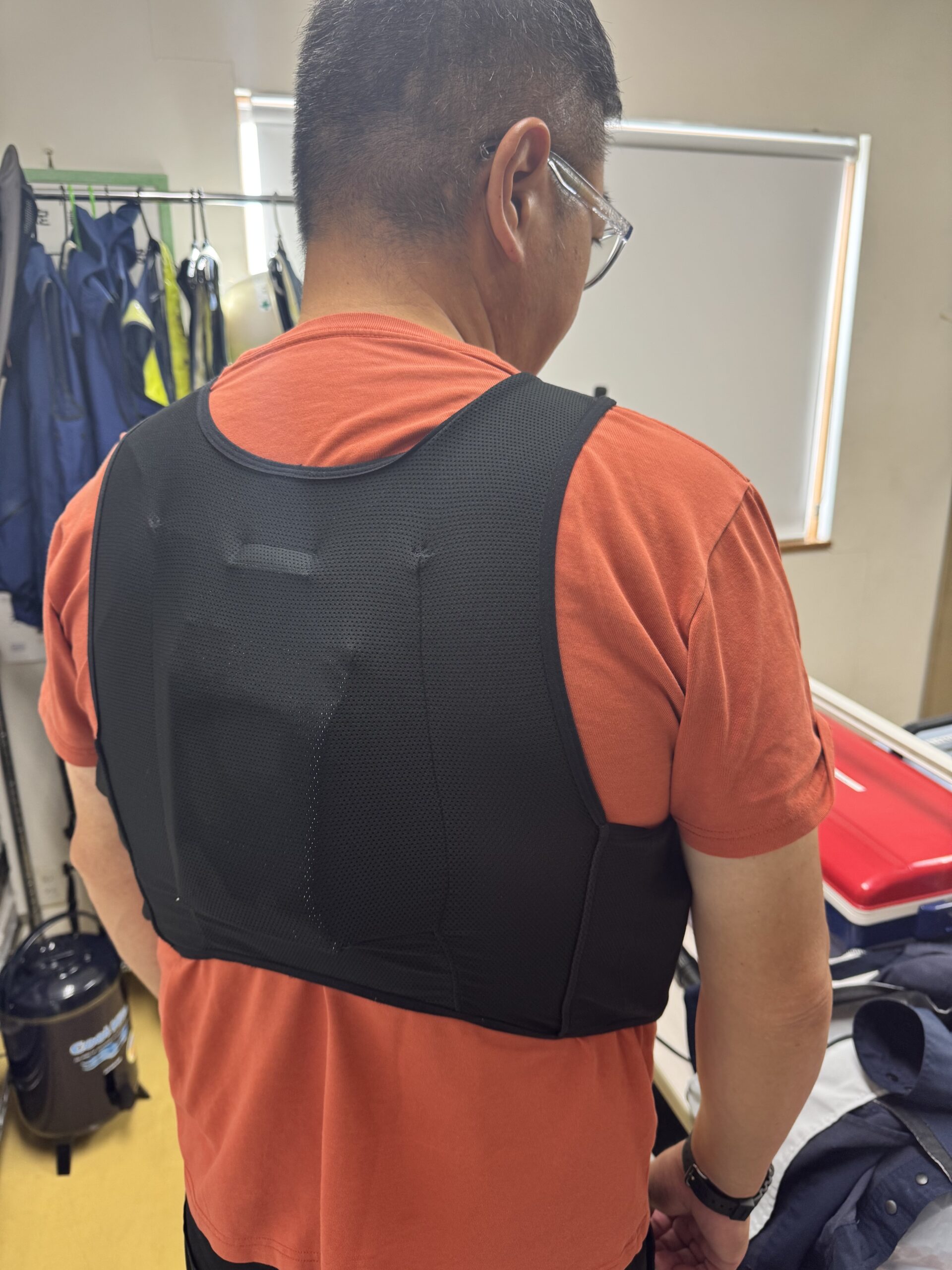 保冷パックを入れられる専用ベストの背面