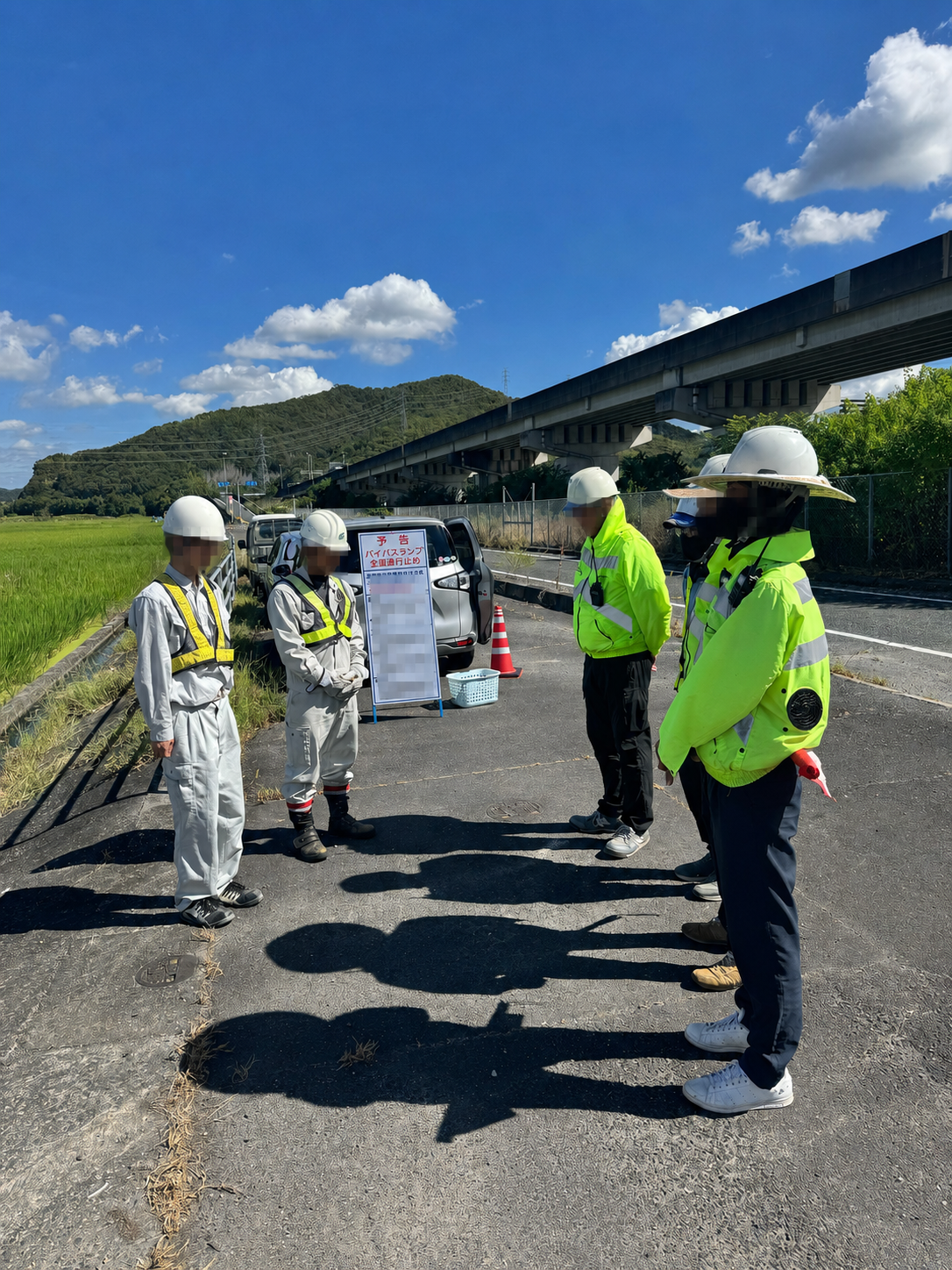 バイパスの交通規制に向けて現地確認と作業前打合せを行う関係者