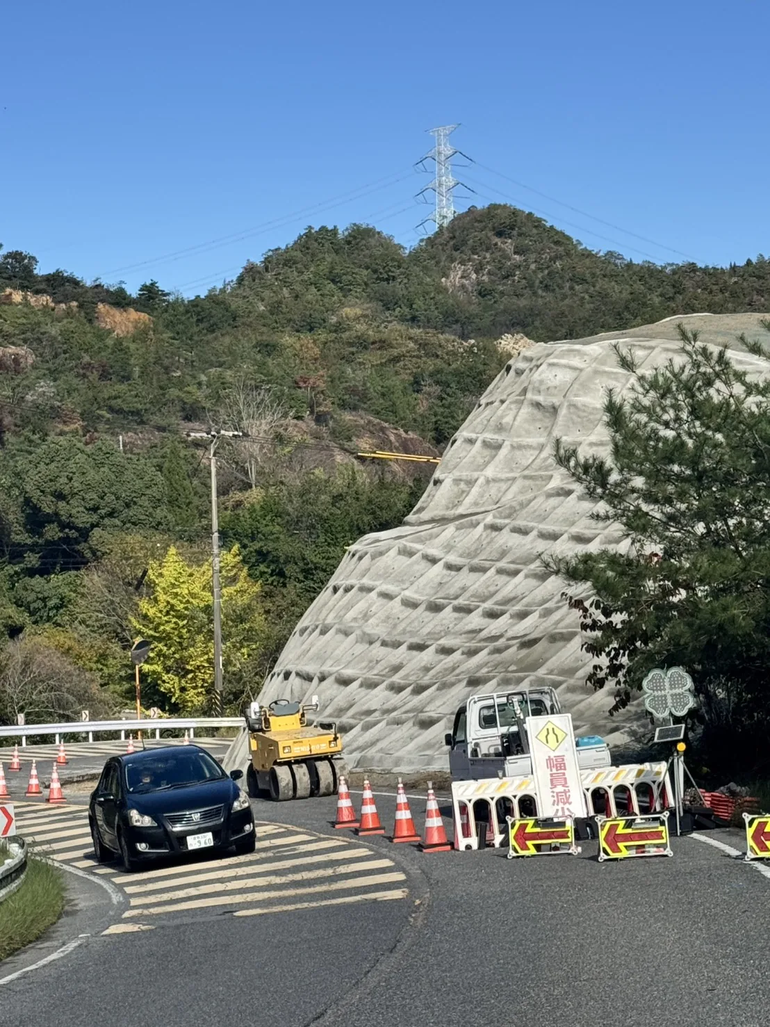 金甲山の法面工事横を通る一般車両と規制区間